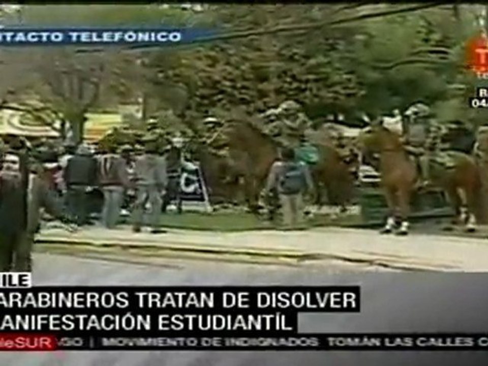 Carabineros chilenos reprimen manifestación estudiantil