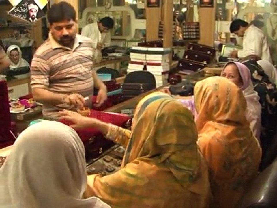 Arabic-Web-Gold dust lures scavengers in Pakistan