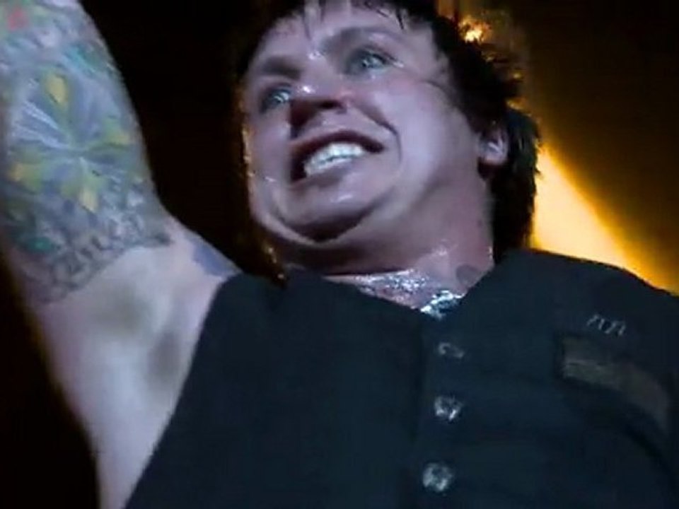 Papa Roach - Getting Away With Murder (live)