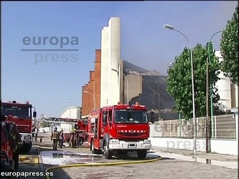 El fuego calcina una fábrica de Sant Adrià