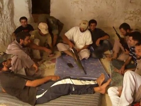 Libye: réfugiés sous terre, les rebelles de Nalout attendent le combat