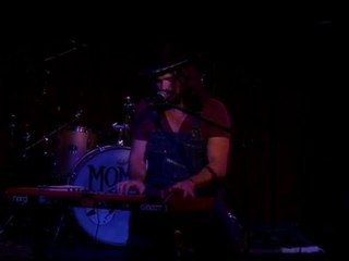 Dan Dyer - Two Caribou (live)