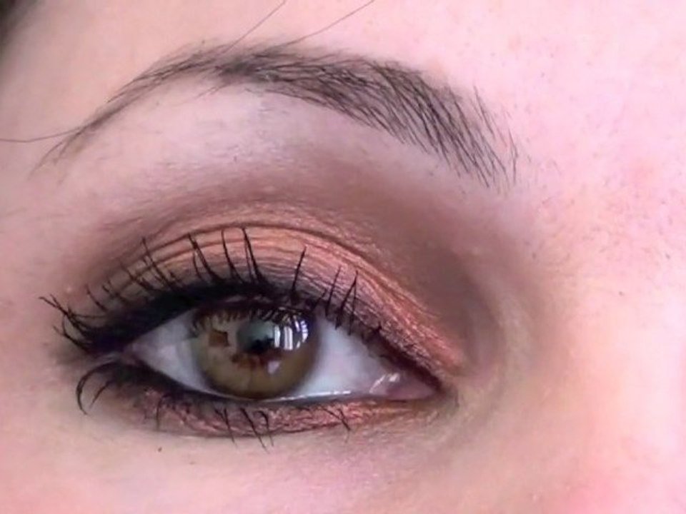 Maquillage orangé pour yeux marron : MAC Pink bronze