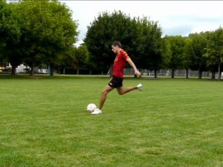 La frappe du plat du pied