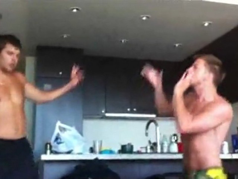 Zwei Bros Go Bollywood Verrückte