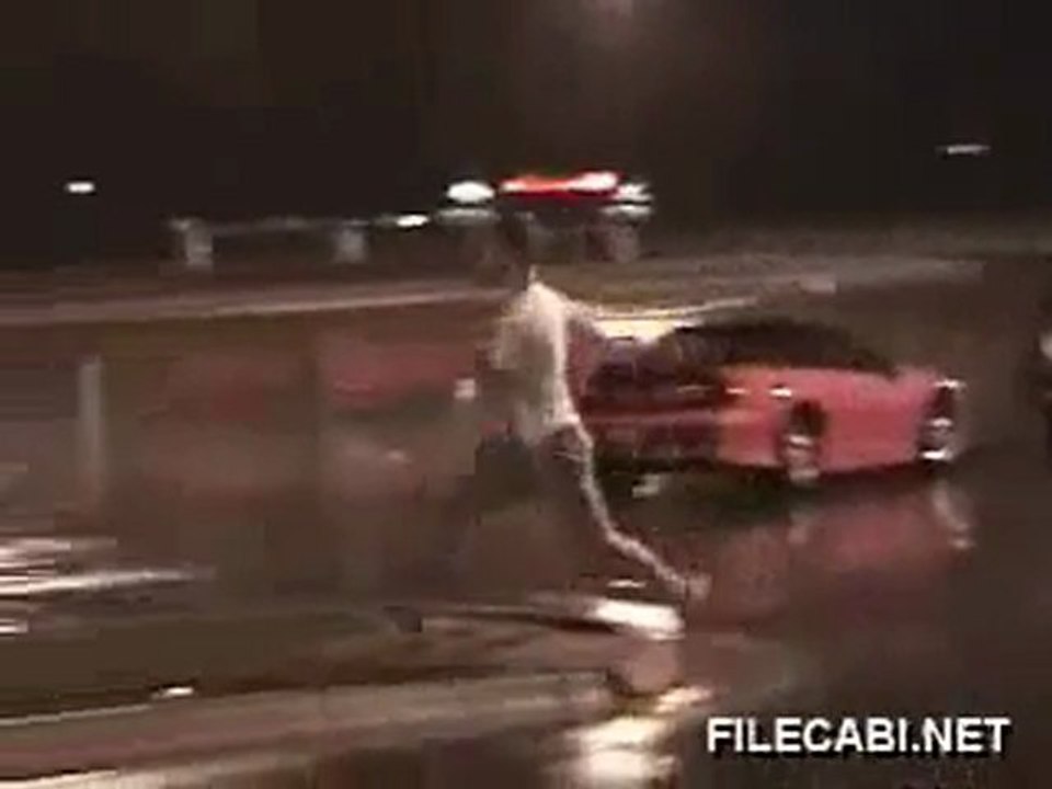 Mann läuft gegen Stoppschild Fail