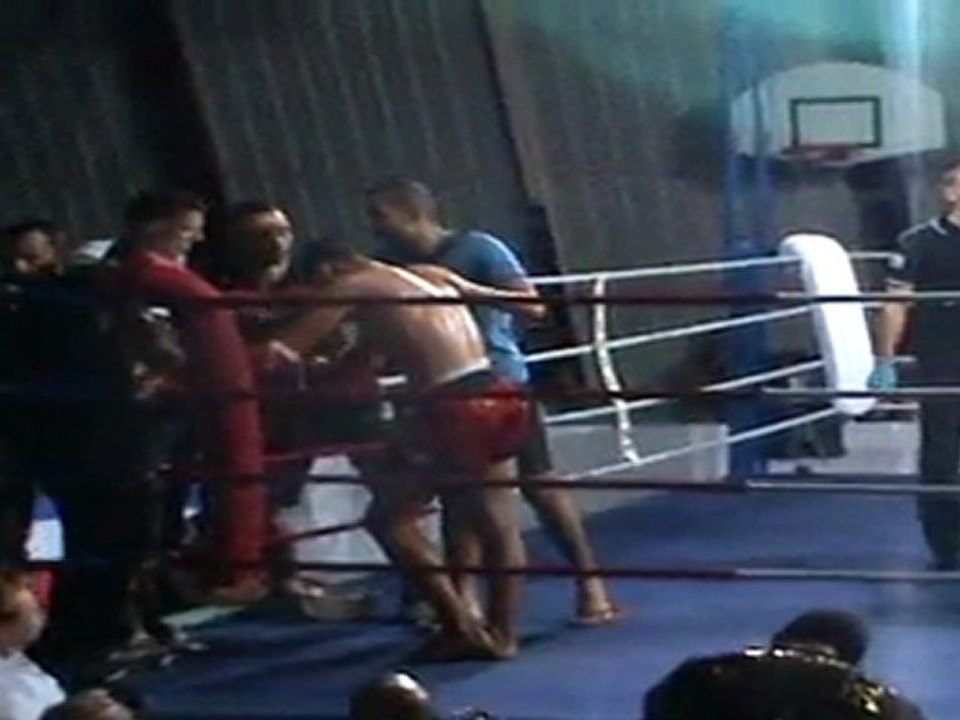 Chebila Nadir vs Lauret Nicolas round 4 - Gala du Phenix 3 - 02-07-11 - phenix muaythai
