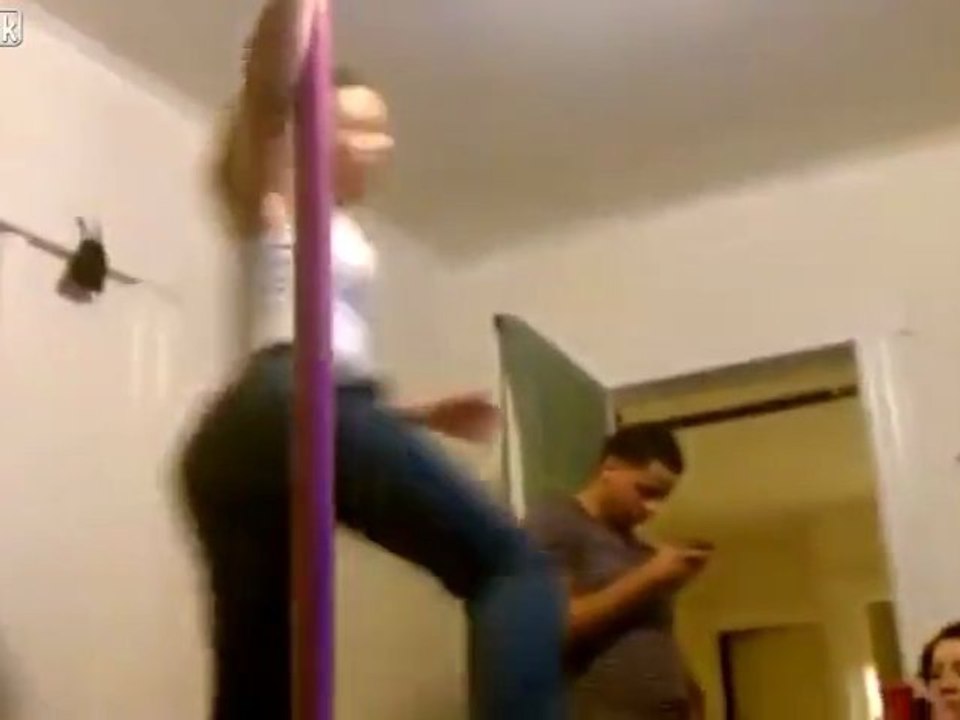 Stripper Pole Dance Huge Fail