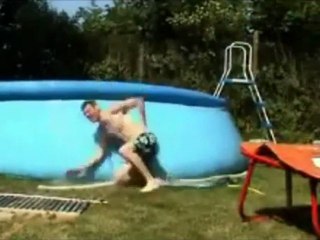 Trampoline et piscine Fail