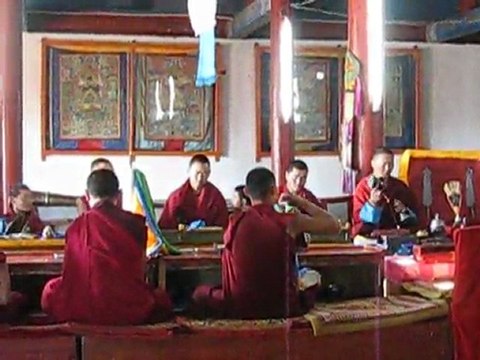 mongolie-(11)-priere dans un monastere