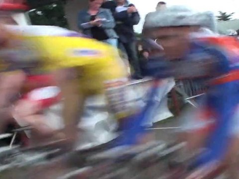 L'arrivée du peloton des 3ème caté à saint Anne en Buléon
