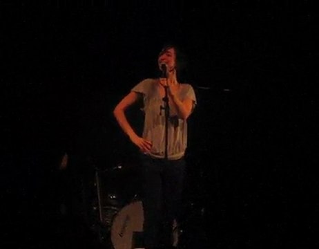 Pauline Croze - Dans la chaleur des nuits de pleine lune (a capella avec le public) @ Théâtre Simone Signoret à Conflans-Sainte-Honorine 10/10/2008