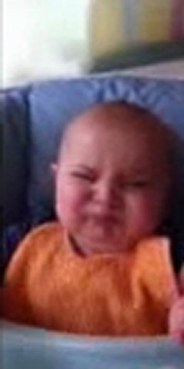 Louis mange des courgettes !