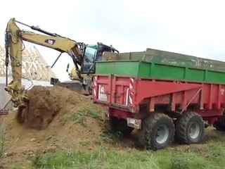 Evacuation de la terre à l'arrière de la maison