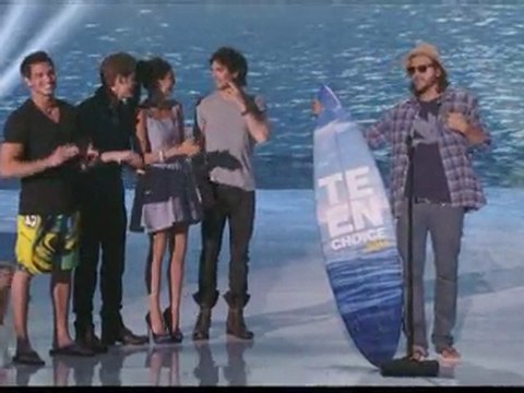 Ashton Kutcher sings Katy Perry at Teen Choice