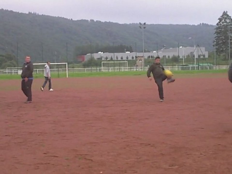 aux 24h, vers 7h du matin, quelques amis boulistes toujours pas fatigués tapent dans le ballon