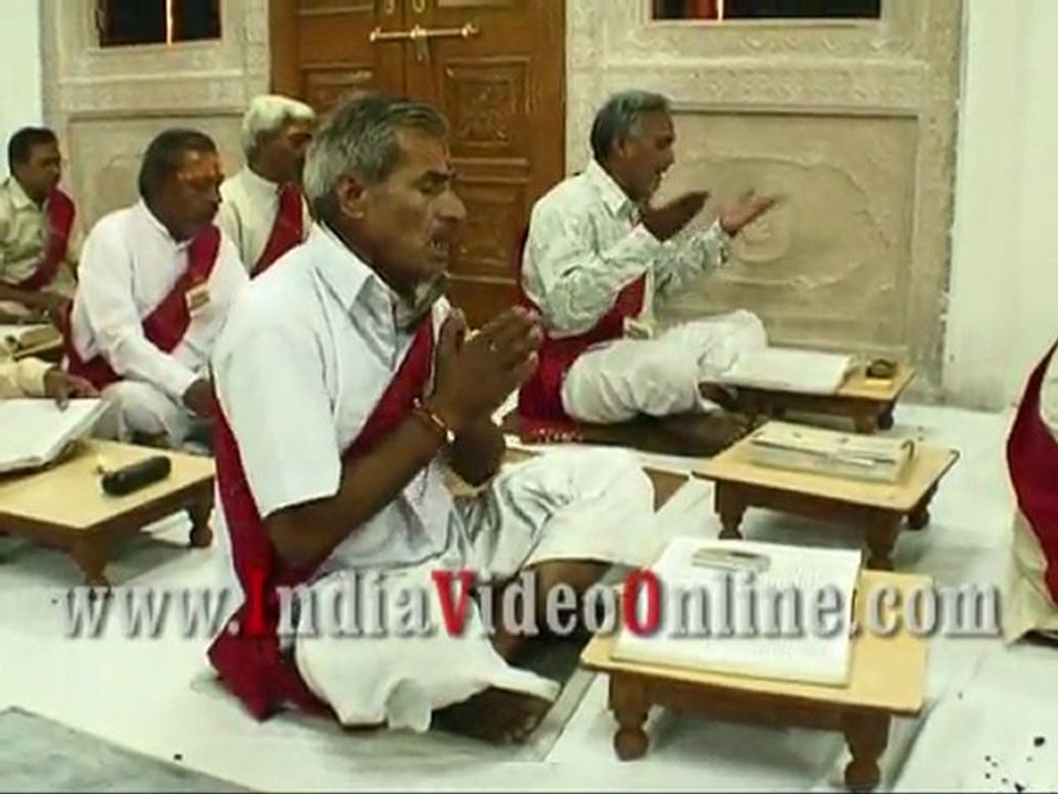 Devotee in Temple09