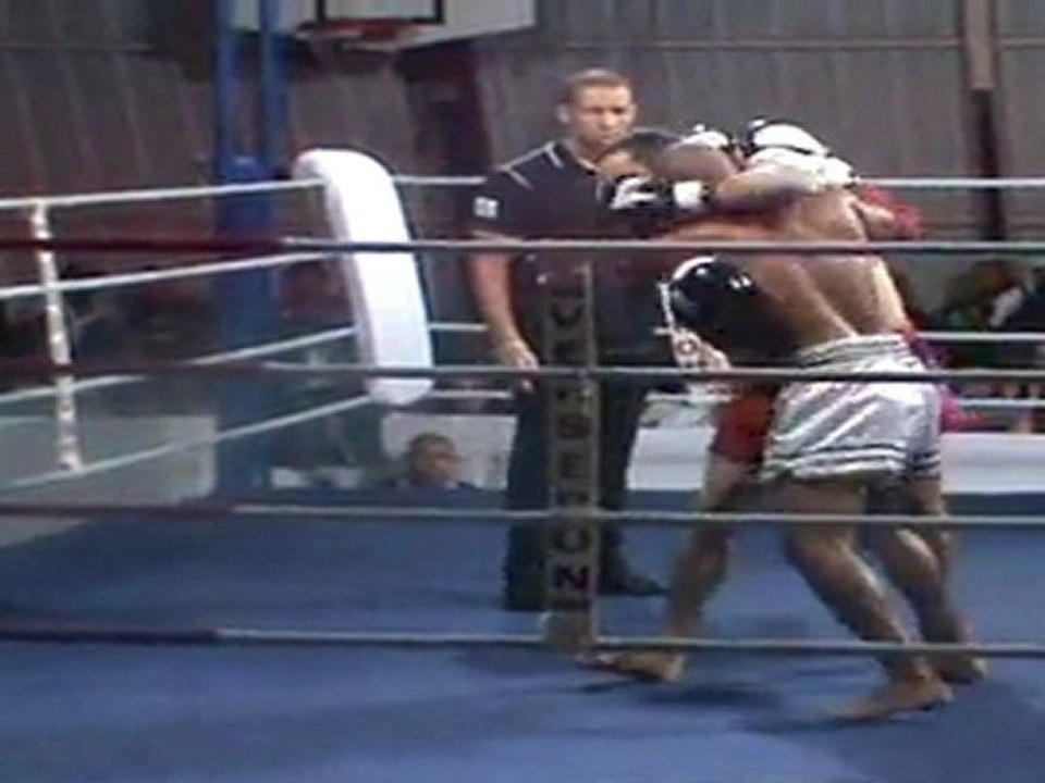 Yazid Boussaha vs Essahraoui Touffik - Round 2 (1 sur 2) demi finale tournoi - Gala du phenix 3 - 02-07-11 phenix muaythai
