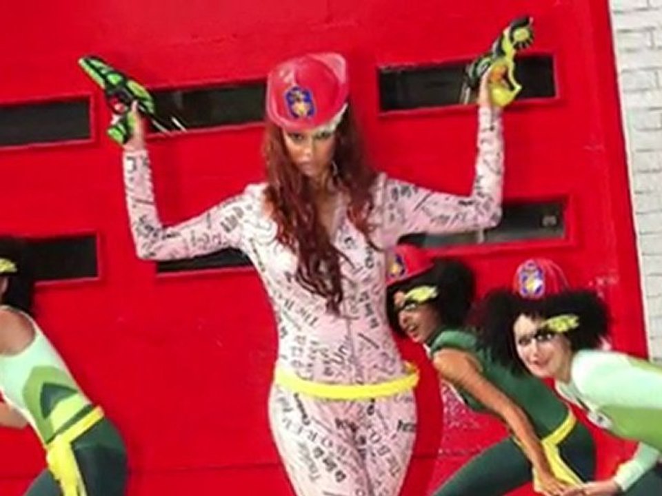Tyra Banks erscheint in einem unangebrachten Outfit