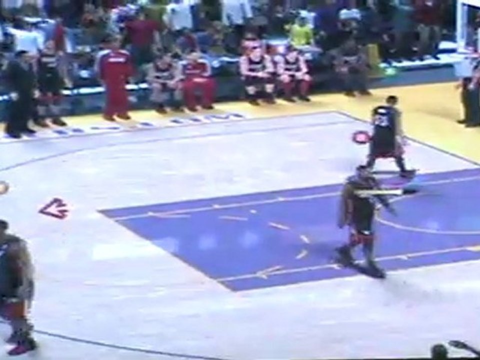 Buzzer beater dans la face de notre mika (kl)