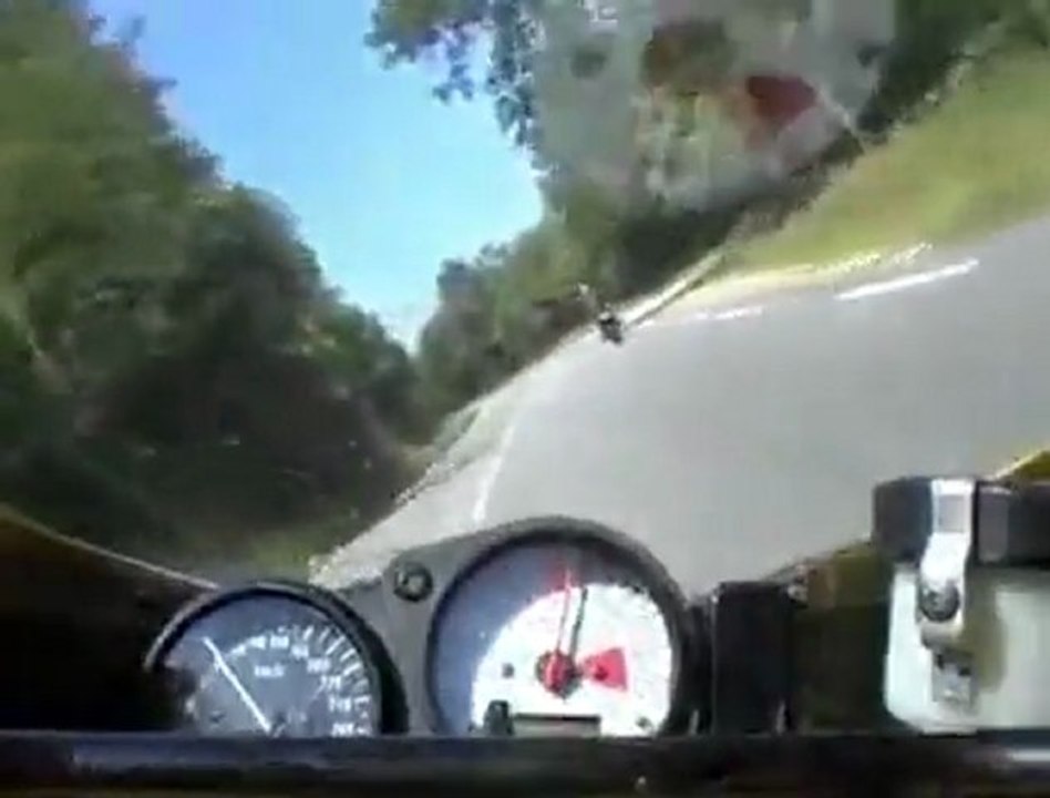 Motorradfahrer schießt Kumpel