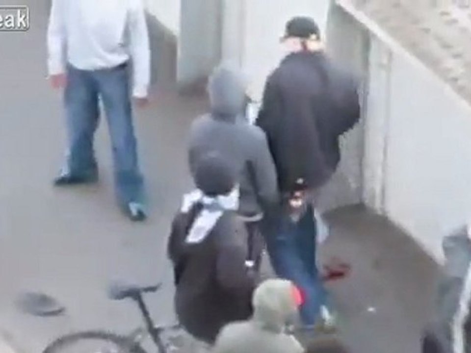 London Riots - Scumbags helfen Angriff zum Opfer, dann berauben ihn