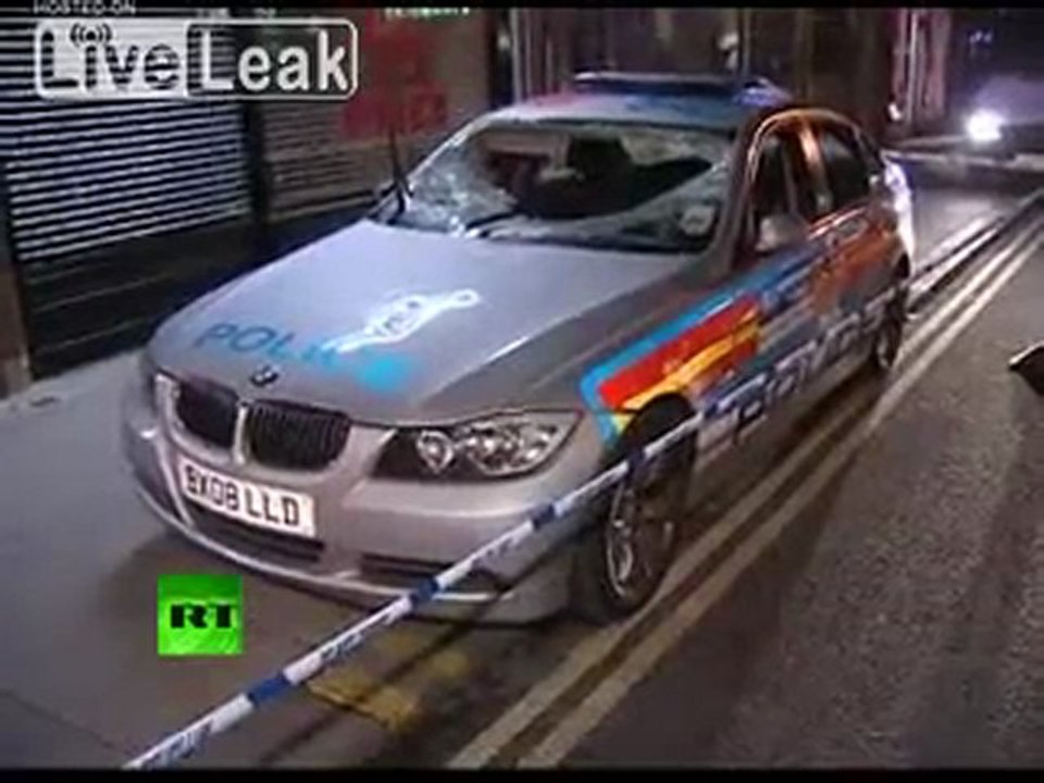 Police Aufräumarbeiten nach einem kleinen Ort von lokalen Widerspenstigkeit in der kackhole wie Tottenham bekannt