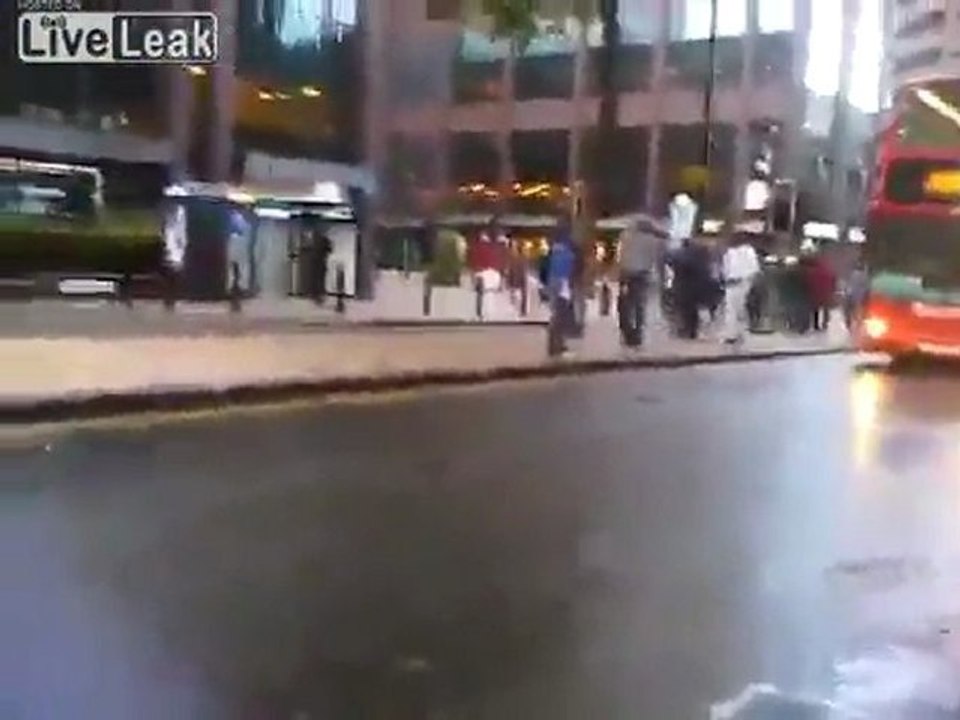 Erdgeschoss Aussicht auf Plünderer versammeln, um Crime.Birmingham England