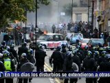 Autos en llamas y saqueos en escalada de violencia en Londres