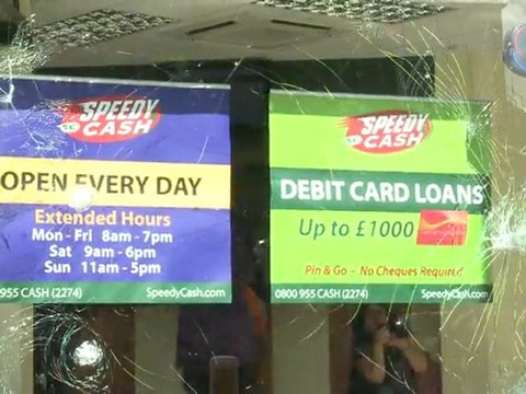 Troisième nuit de violentes émeutes à Londres, où des véhicules et bâtiments ont été incendiés, des magasins pillés et des dizaines de personnes blessées lors des pires incidents que la capitale britannique ait connu depuis des années