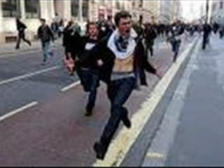 London Riot: Injured Boy Mugged By Passers-By‏ - YouTube