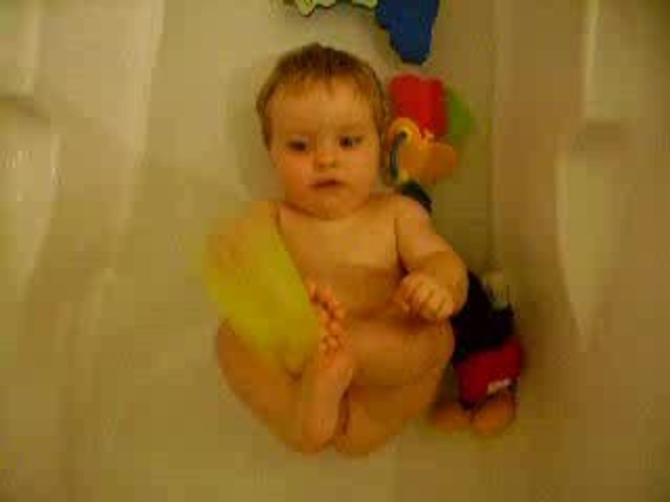 Célian éclabousse dans le bain !