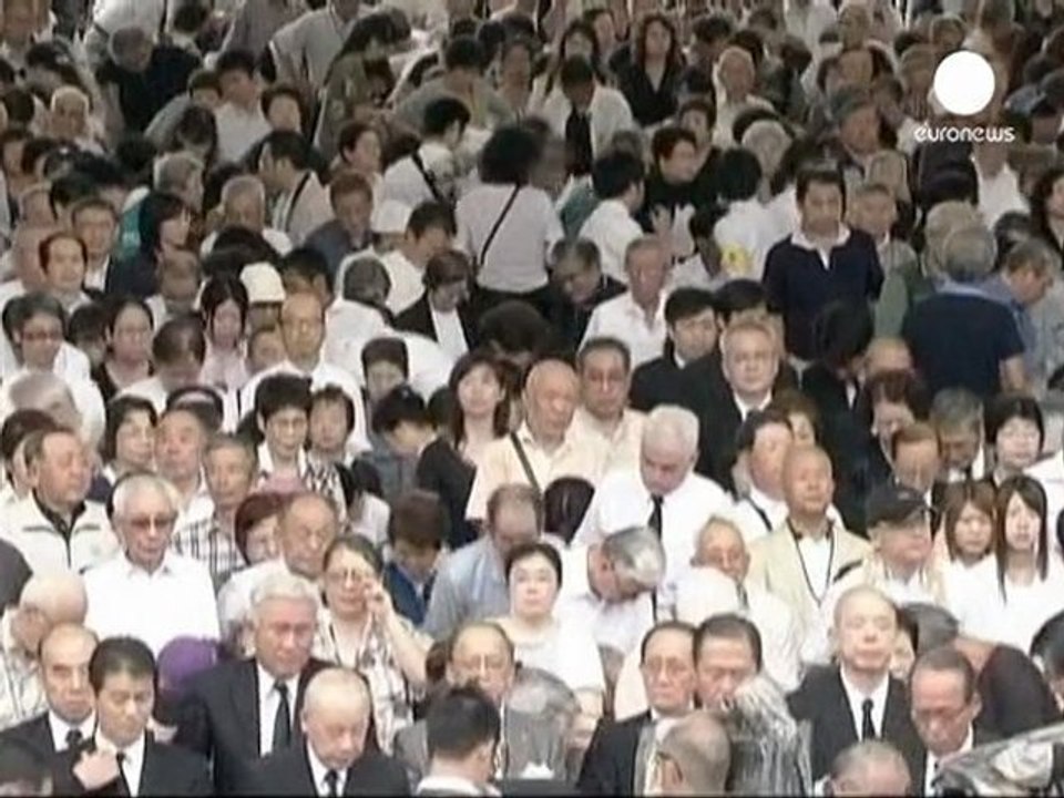 Japonya atom bombası kurbanlarını anıyor
