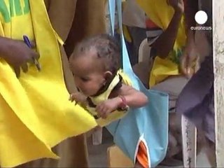 Un avion chargé d'aide humanitaire atterrit à Mogadiscio
