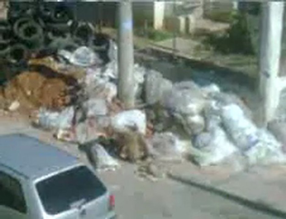 Eco Ponto Sao Lucas, sabado, 16 07 2011 as 11.10 hrs. Os perueiros ofendem moradores com palavroes e dizem ser funcionarios do Kassab, descartam todo tipo de lixo menosprezando as questoes ambientais.