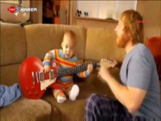 Henüz Konuşamıyor Ama Gitar Çalıyor