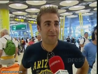 Viajeros esperan que los disturbios no les afecten