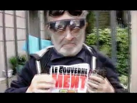 Fernando Arrabal se promenade dans paris avec toute son énergie panique avec sa chanson préférée