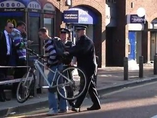 Cameron promet davantage de policiers et une justice...