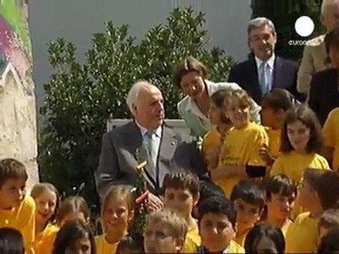Helmut Kohl reçoit un morceau du mur du Berlin