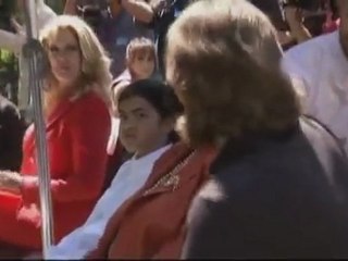 Gavin DeGraw attacked; Jackson's mom pursues singers