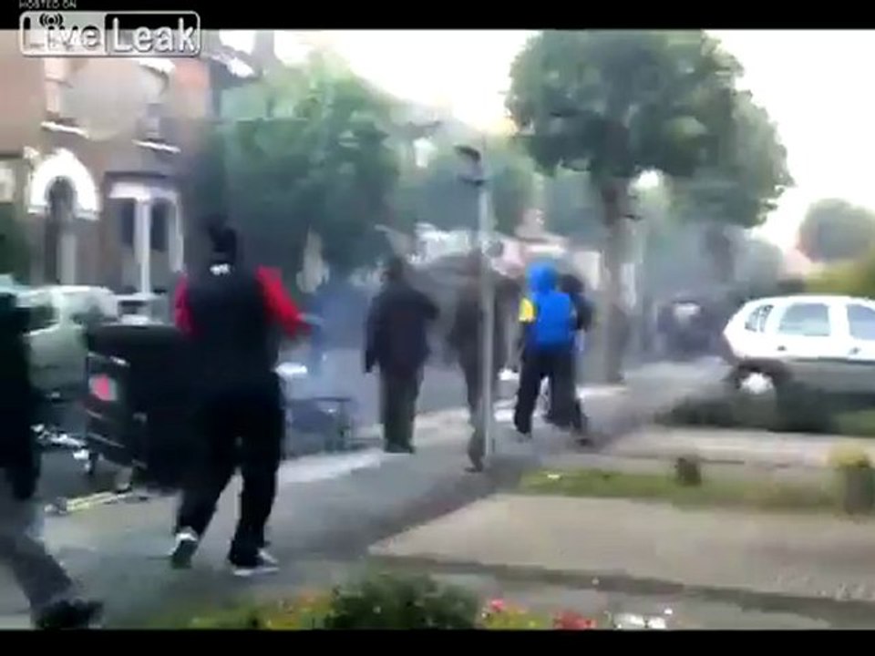Hackney Riots - Polizei und Randalierer untereinander berechnen
