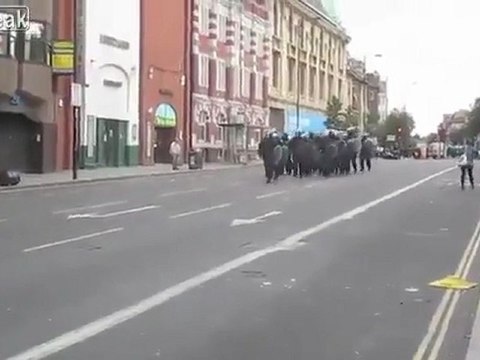 Hackney Riots - Raub in Mare Street Well Street 8. August - ca. 16.00 Uhr