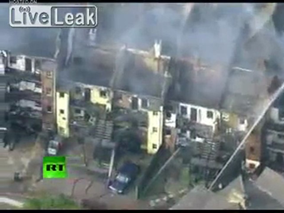 Luftaufnahme der Eigenschaften durch Brandstiftung im Süden von London zerstört, 9. August, '11