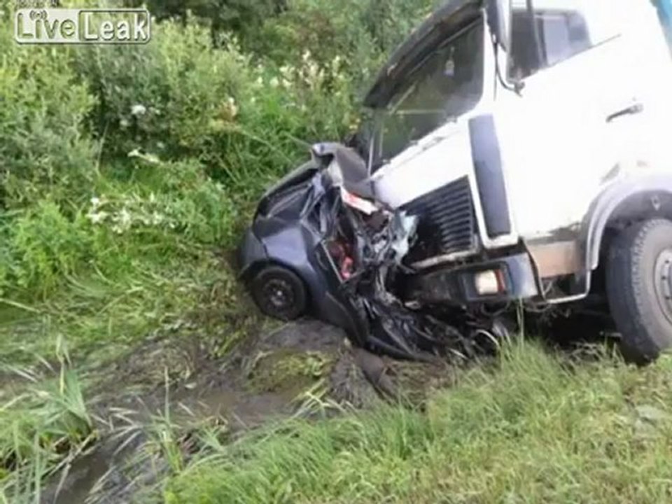 Treiber schläft auf Autobahn - Head On Unfall!