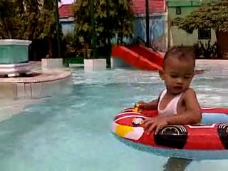 Ari Gak Mau berhenti maen air