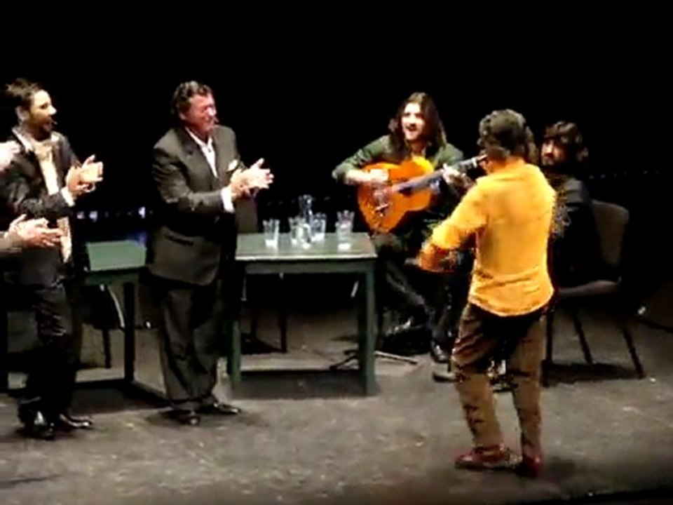 Moraito esta bailando en fin de fiesta!