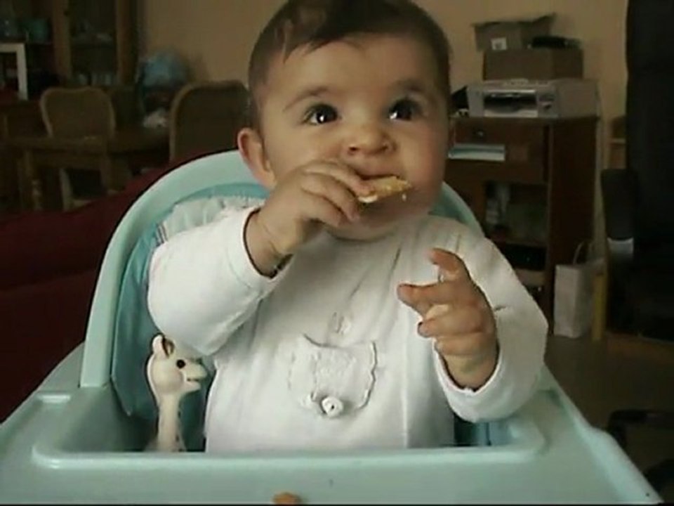 Thomas mange son premier gateau