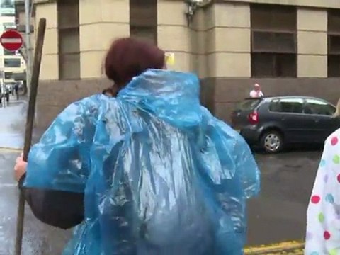 Vitrines brisées et magasins pillés dans les rues de Manchester
