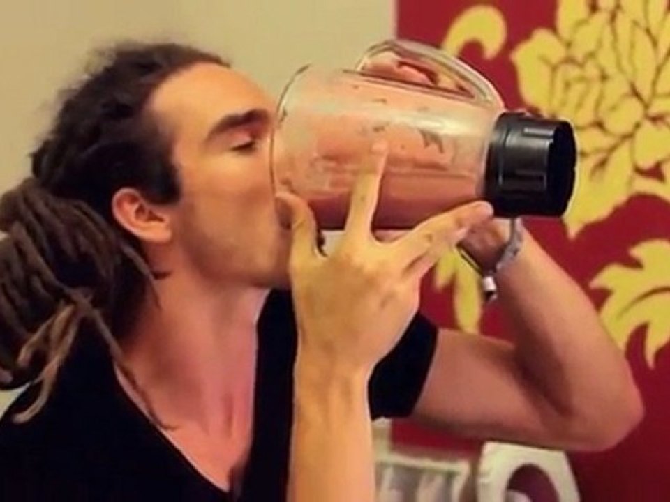 Il boit un Cocktail de 10 souris - Welovebuzz.com